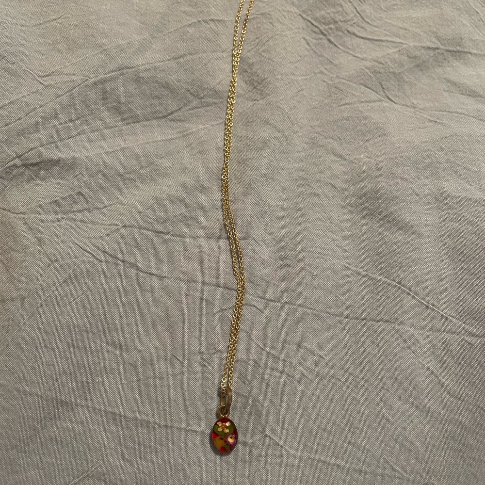 Chic Gold Necklace with Red Accent